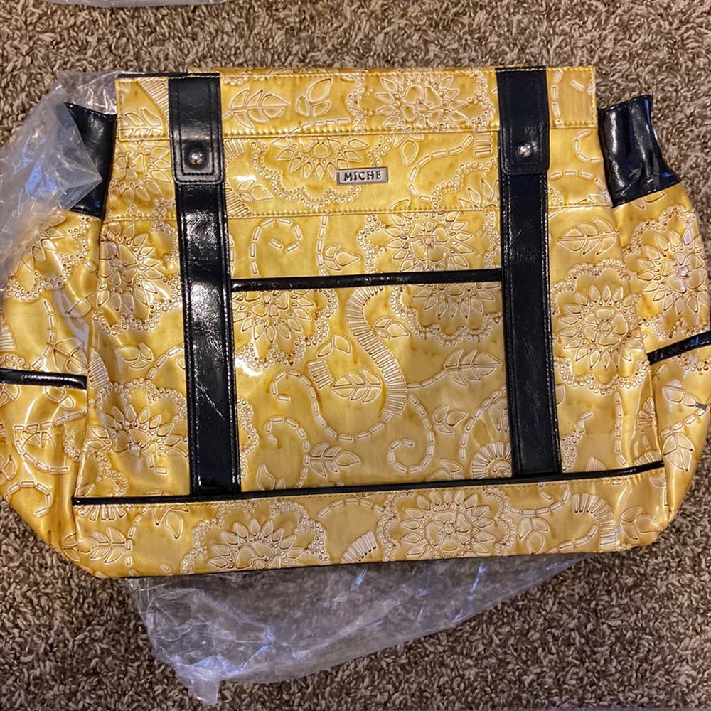 Miche ‘Prima’ shell in yellow with black accents. New in plastic.